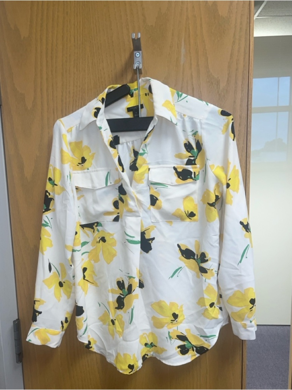 Ann Taylor Petite Yellow Floral Blouse – Size SP 🌼 White Button-Down Shirt